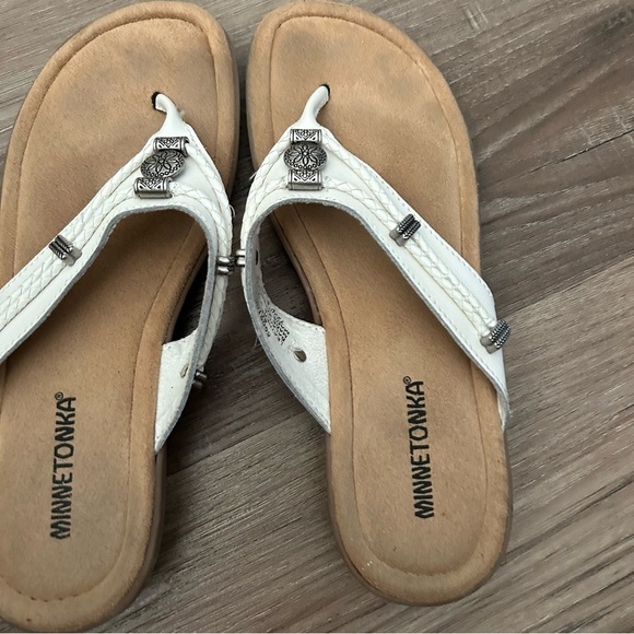 MINNETONKA White Leather Silver Metal Floral Detail Thong Sandals Women Size 8 - Picture 8 of 9